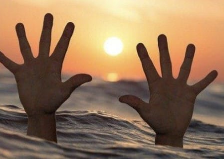 arti mimpi tenggelam di laut